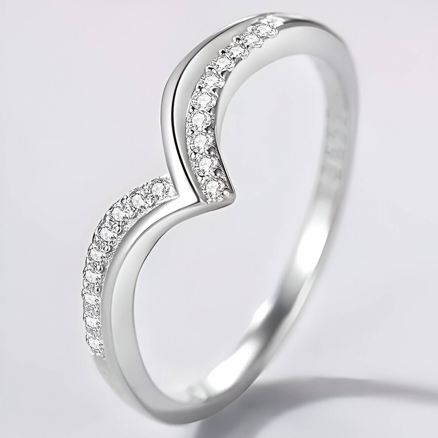 Alliance montée en or blanc et diamants naturels debout.