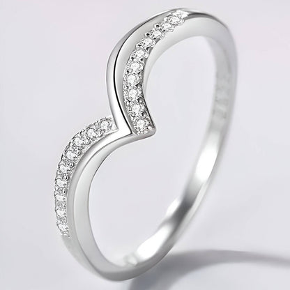 Alliance montée en or blanc et diamants naturels debout.