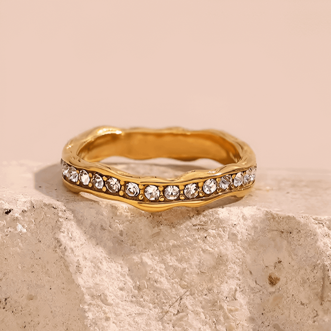 Alliance ondulée en acier et or jaune sertie de diamants naturels vue de face.