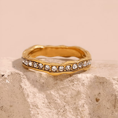 Alliance ondulée en acier et or jaune sertie de diamants naturels vue de face.