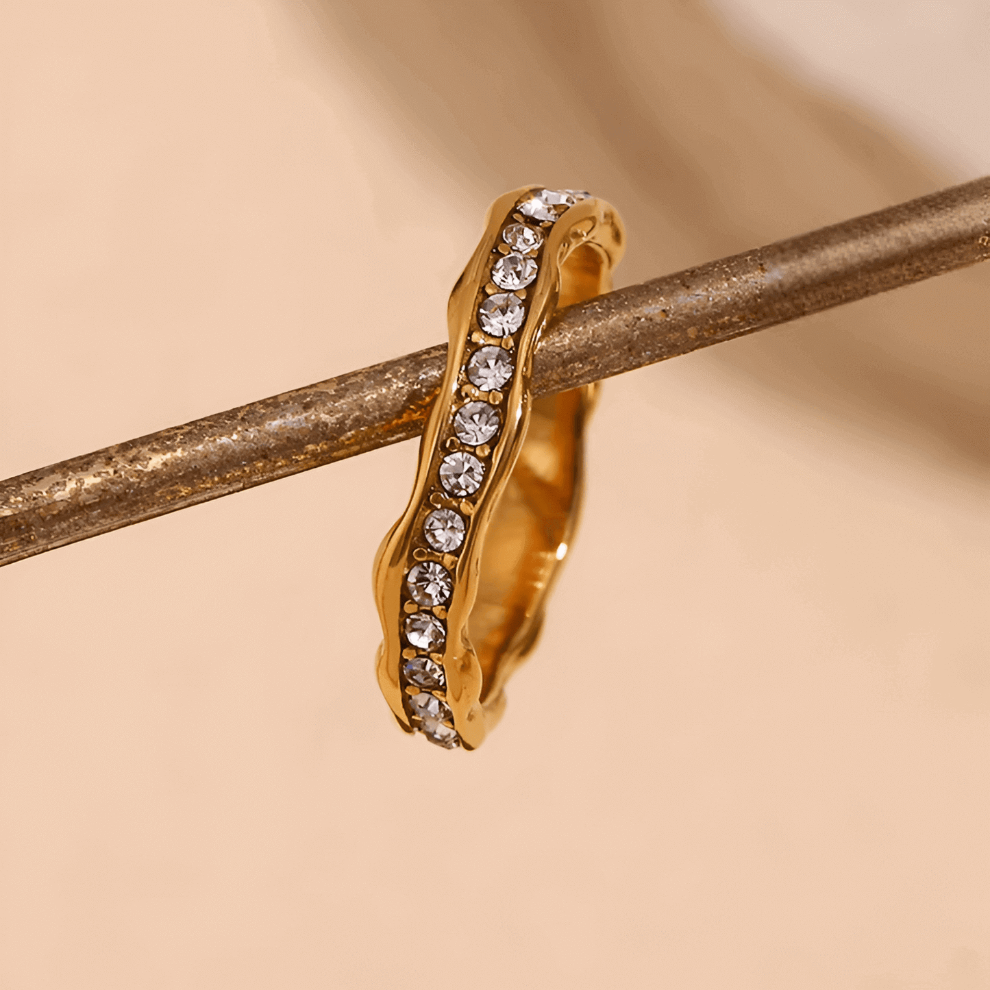 Alliance ondulée en acier et or jaune sertie de diamants naturels portée.