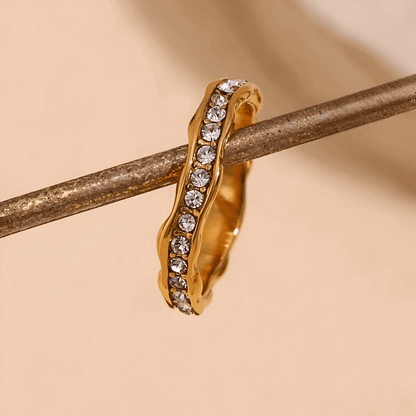 Alliance ondulée en acier et or jaune sertie de diamants naturels portée.