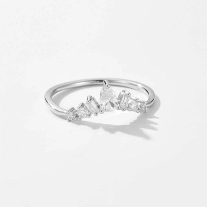 Alliance chevron de diamants variante or blanc vue de côté sur fond gris clair.
