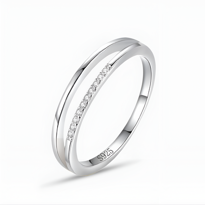 Alliance entaille simple sertie variante or blanc sur fond blanc.