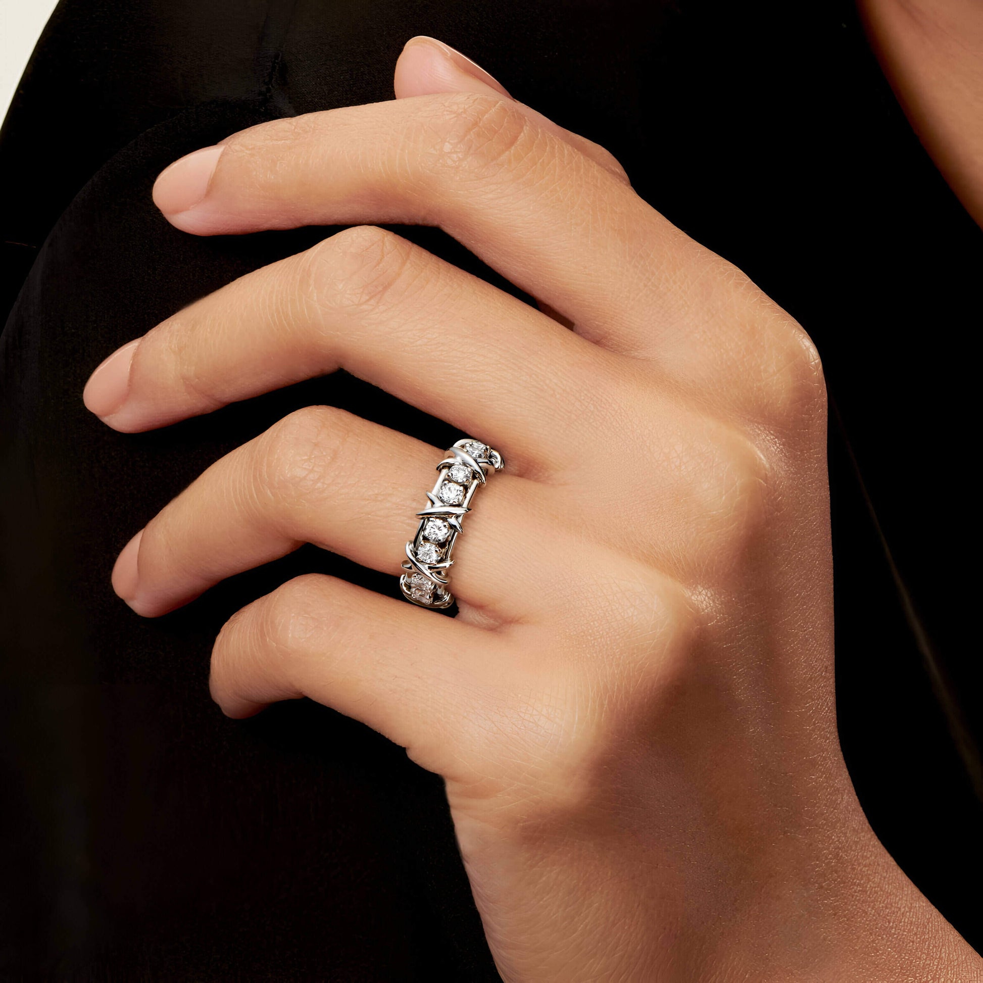Femme portant au doigt une alliance Paire de Moissanite variante or blanc.