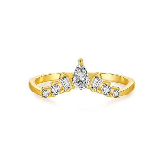 Alliance chevron de diamants variante or jaune vue de face sur fond blanc.