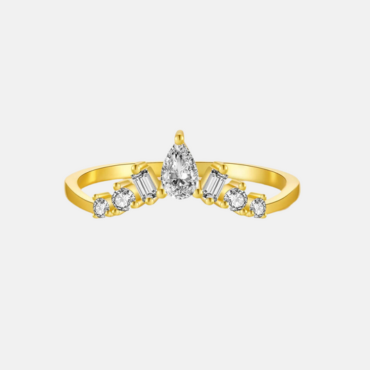 Alliance chevron de diamants variante or jaune vue de face sur fond gris clair.