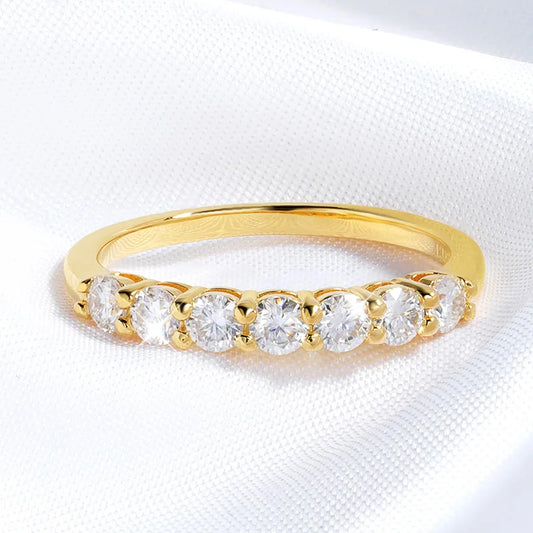 Alliance Sertie de Diamants Ronds variante or jaune à plat vue de face.