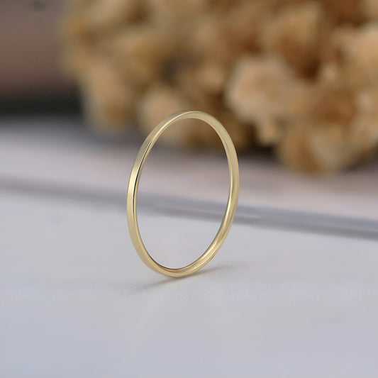 Alliance fine épure de 1mm variante en or jaune vue de côté.