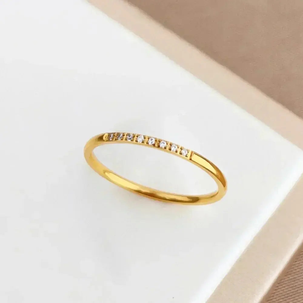 Alliance fine petites gemmes en or variante huit pierres vue de dessus.