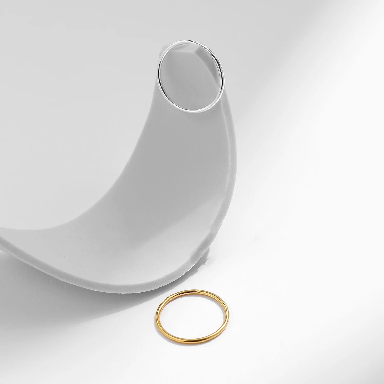 Alliance fine simple variante or blanc sur socle blanc et variante or jaune à plat.