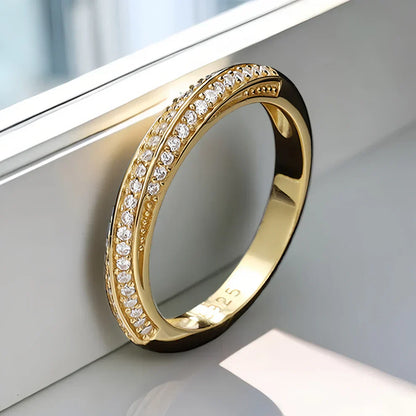 Détails d'une alliance Mobius Sertie de Diamants en Or vue de côté.