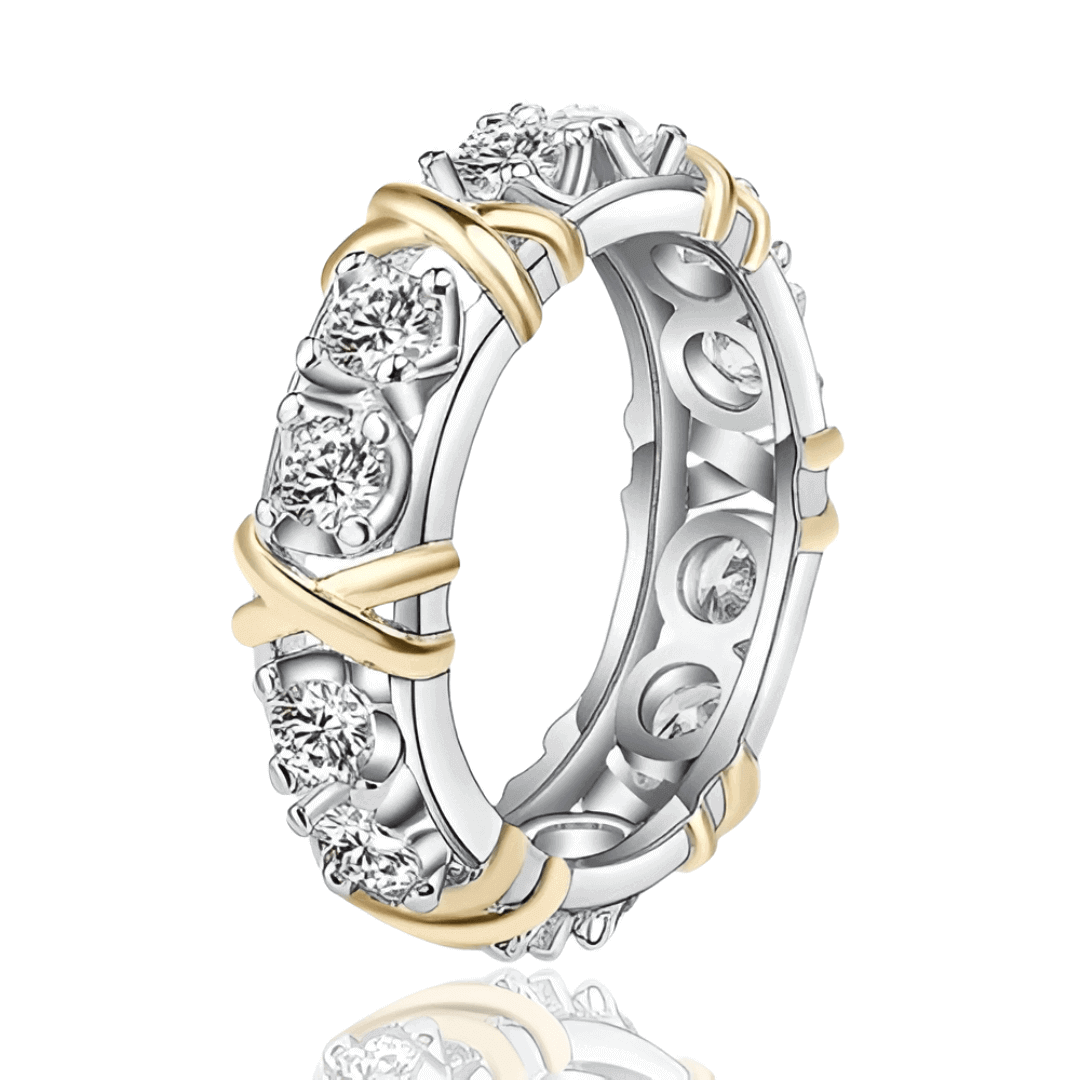 Alliance Paire de Moissanite en or jaune sur fond blanc.