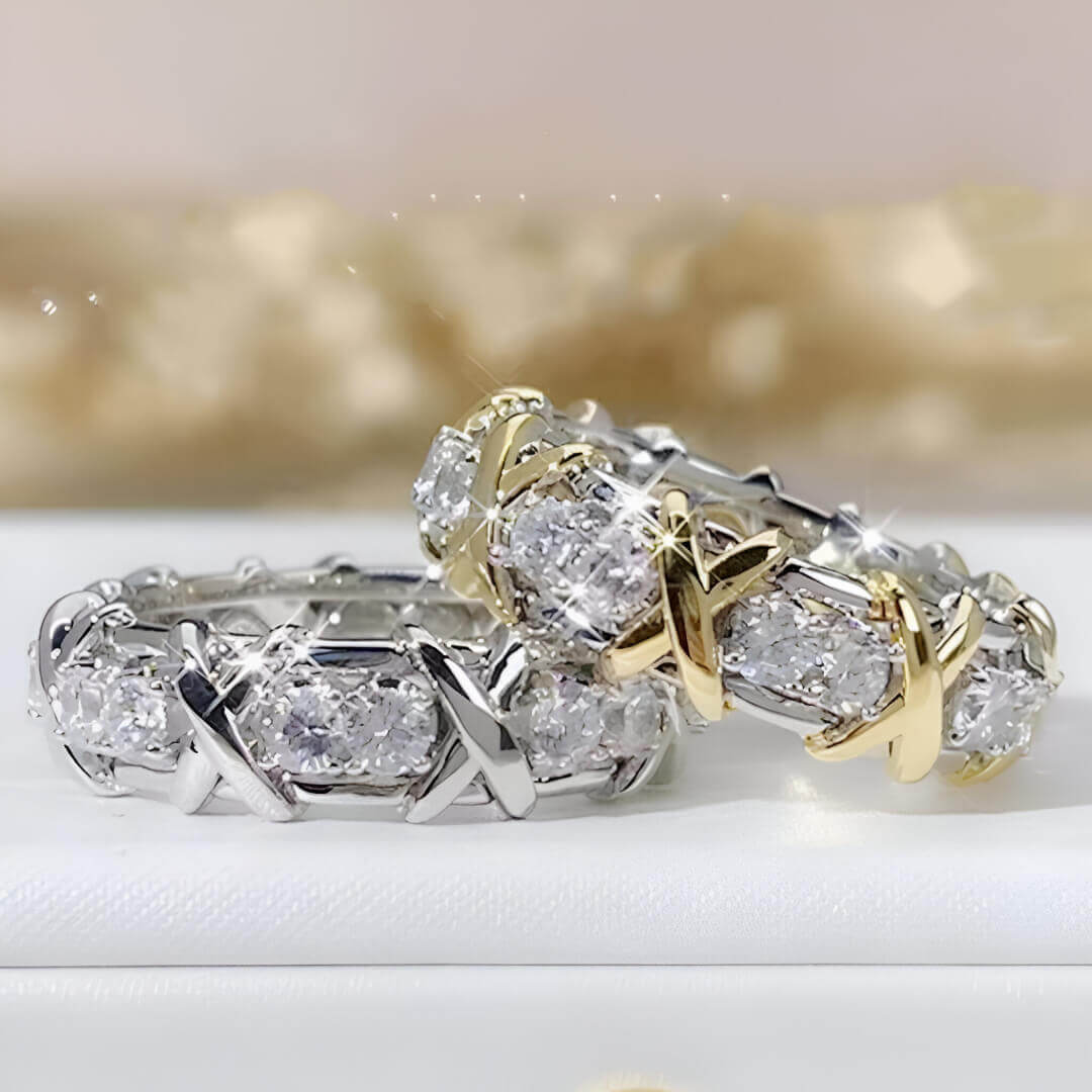Alliance Paire de Moissanite variantes or jaune et or blanc vue de face superposées.