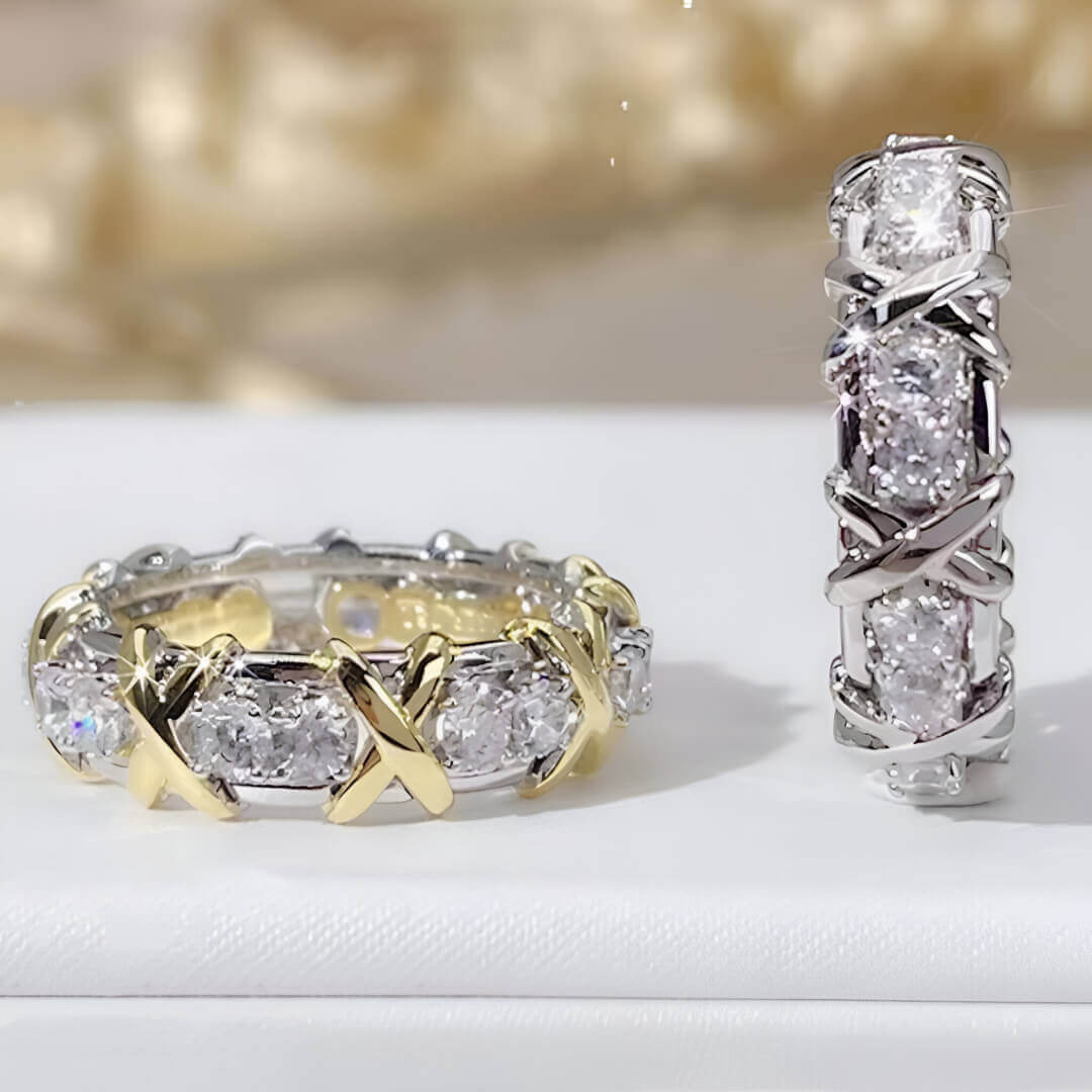 Alliance Paire de moissanite variantes en or jaune et or blanc vue de face.