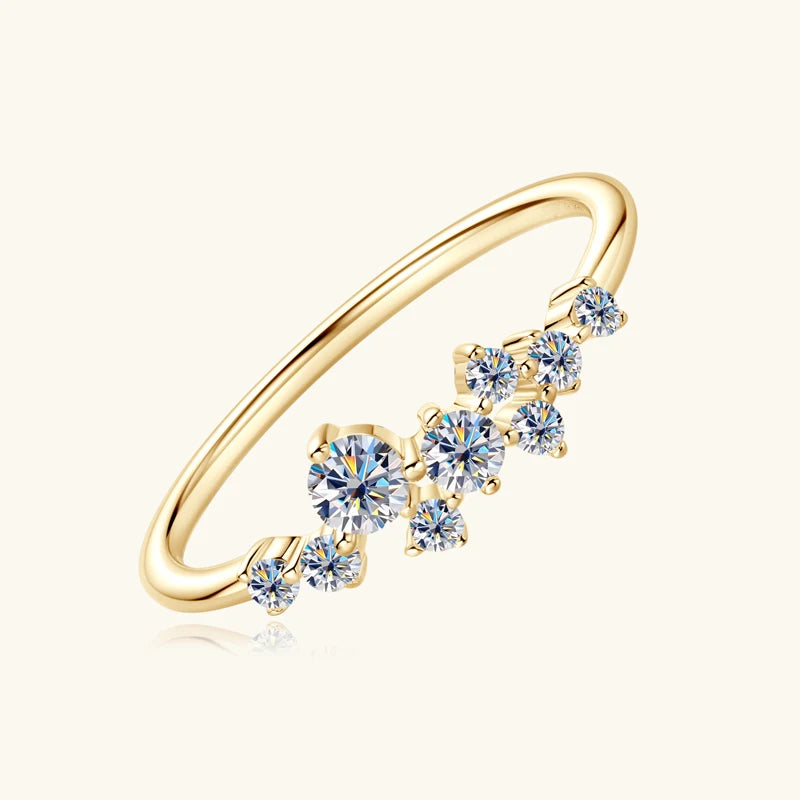 Alliance pavage de diamants en or en biais sur fond jaune.