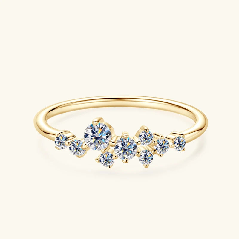 Alliance pavage de diamants en or jaune vue de face sur fond jaune.