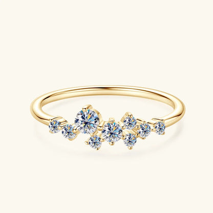 Alliance pavage de diamants en or jaune vue de face sur fond jaune.