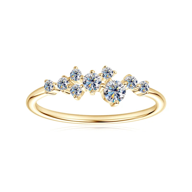 Alliance pavage de diamants en or vue de face sur fond blanc.