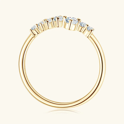 Alliance pavage de diamants en or vue latérale sur fond jaune.