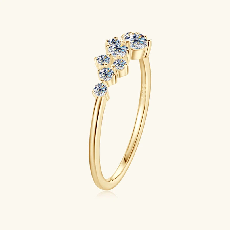 Alliance pavage de diamants en or vue de profil sur fond jaune.