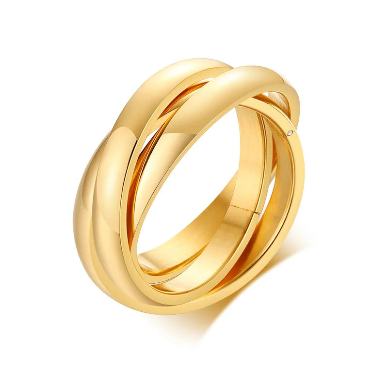 Alliance triple anneau variante en or jaune sur fond blanc.
