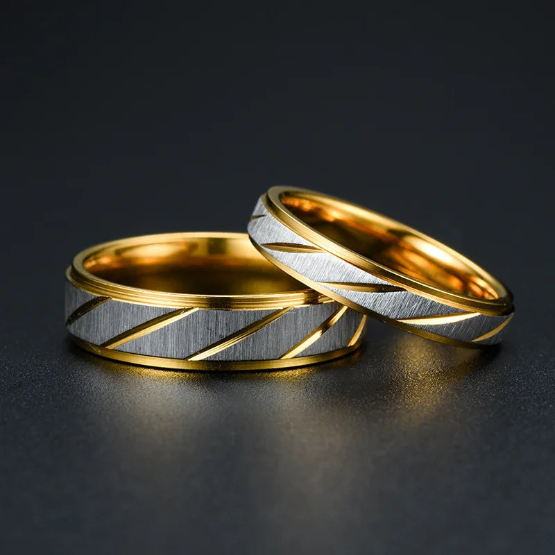 Alliance Couple en acier doré variantes 4mm pour femme et 6mm pour homme superposées vue de face.