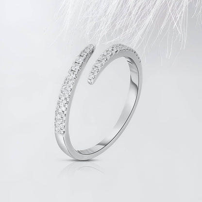 Alliance ouverte croisée en or blanc et diamants naturels debout.