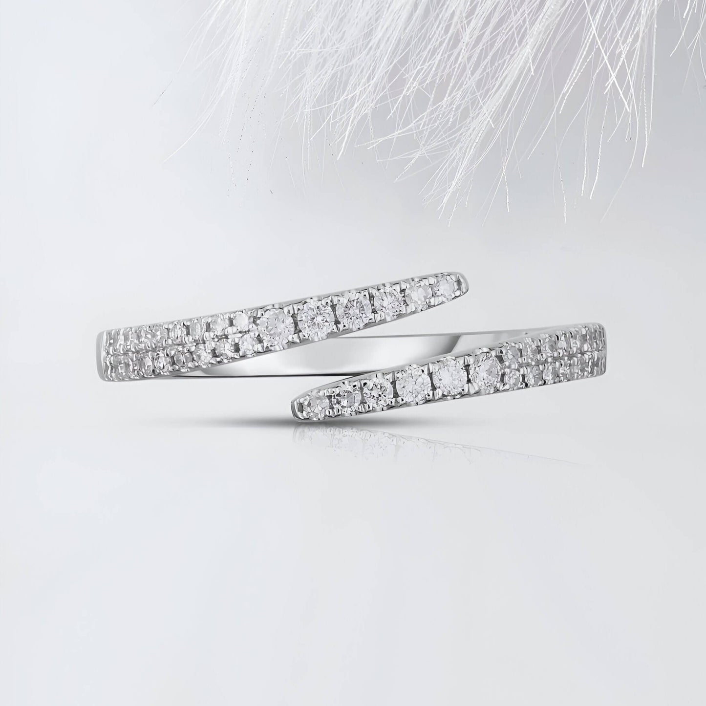 Alliance ouverte croisée en or blanc et diamants naturels vue de face.