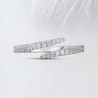 Alliance ouverte croisée en or blanc et diamants naturels vue de face.