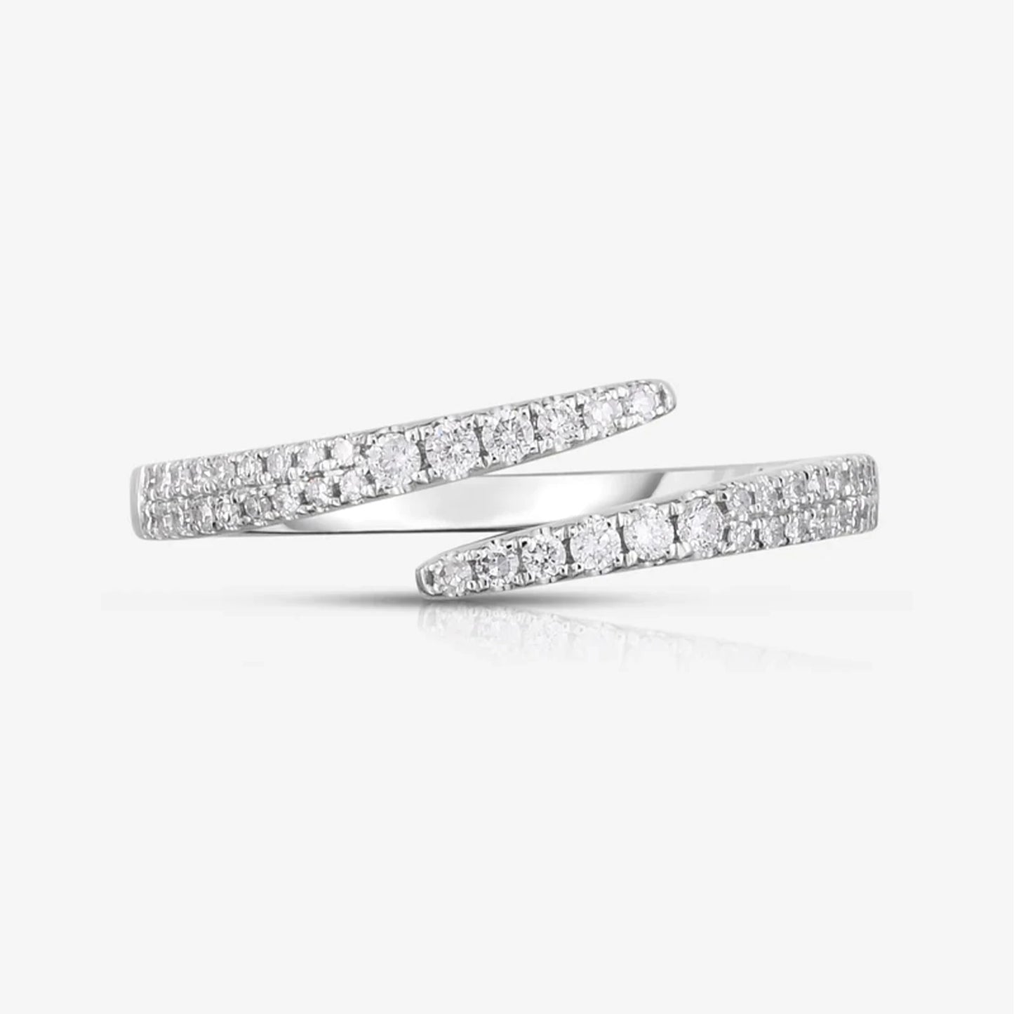 Alliance ouverte croisée en or blanc et diamants naturels sur fond blanc.