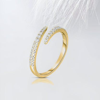 Alliance ouverte croisée en or jaune et diamants naturels debout.