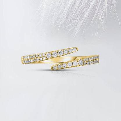 Alliance ouverte croisée en or jaune et diamants naturels vue de face.