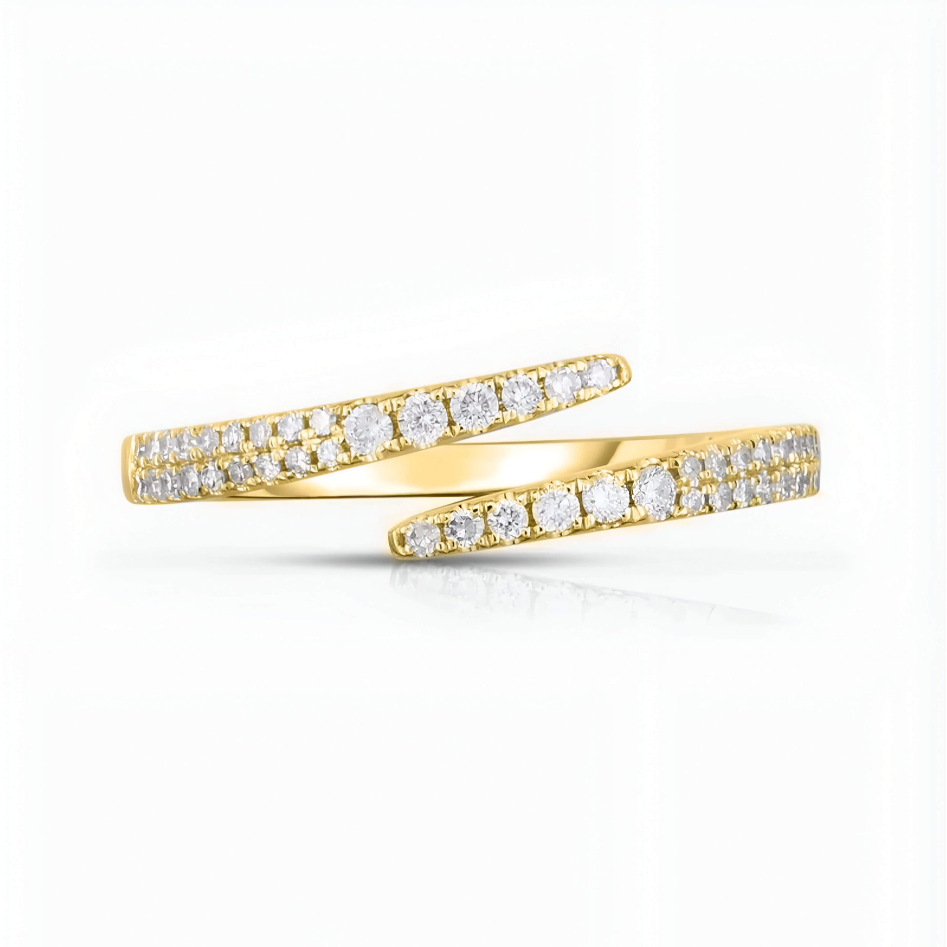 Alliance ouverte croisée en or jaune et diamants naturels sur fond blanc.