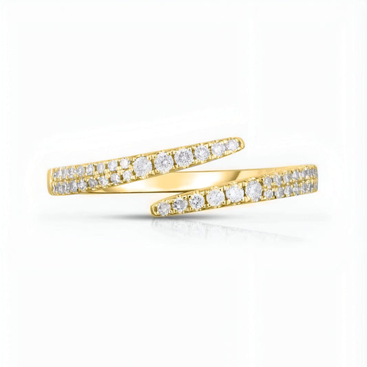 Alliance ouverte croisée en or jaune et diamants naturels sur fond blanc.