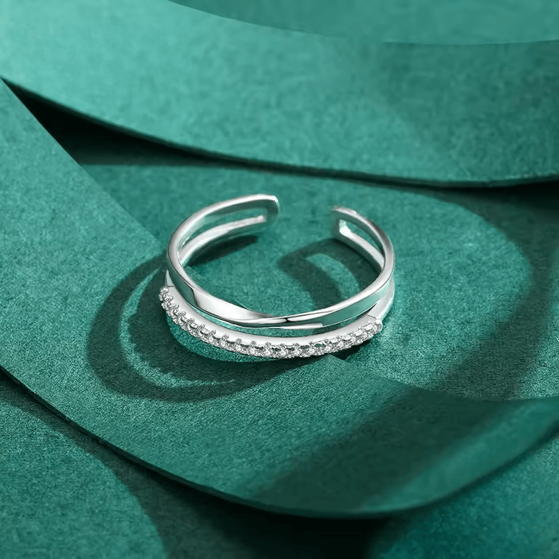 Alliance ouverte Möbius en or blanc et diamants naturels à plat.