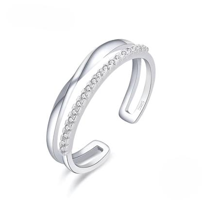 Alliance ouverte Möbius en or blanc et diamants naturels sur fond blanc.