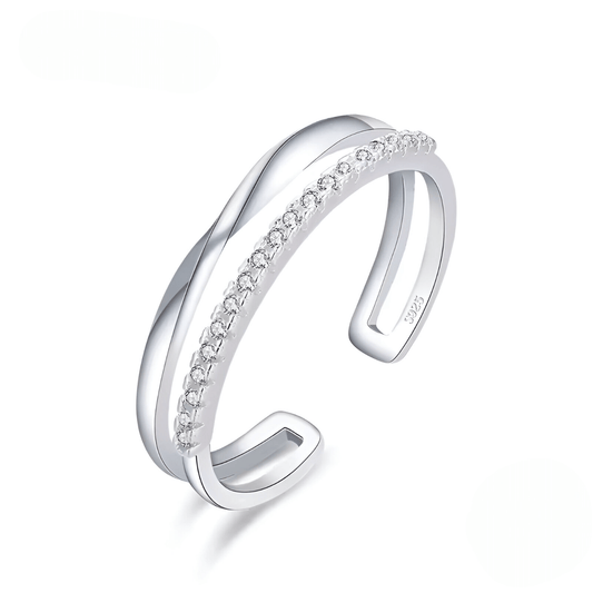 Alliance ouverte Möbius en or blanc et diamants naturels sur fond blanc.