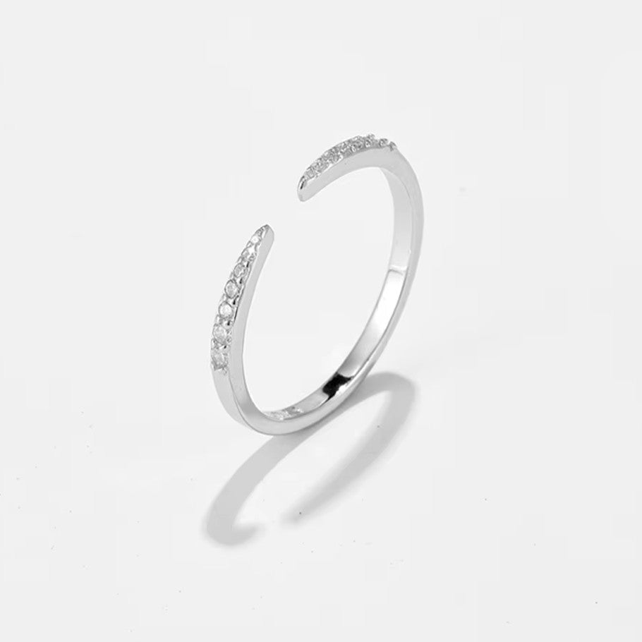 Alliance ouverte pointu en or blanc et diamants naturels vue de côté.