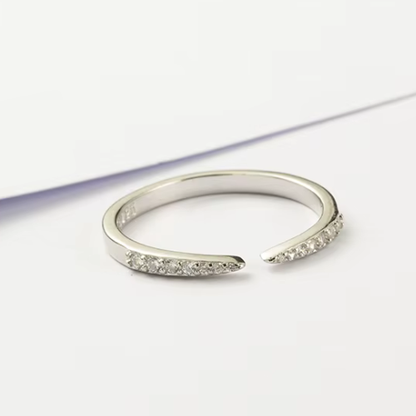 Alliance ouverte pointu en or blanc et diamants naturels à plat.