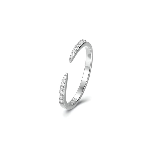 Alliance ouverte pointu en or blanc et diamants naturels sur fond blanc.