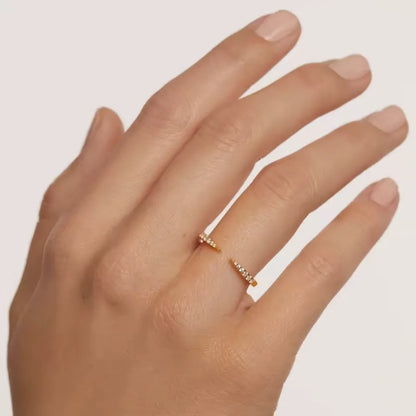 Alliance ouverte pointu en or jaune et diamants naturels portée au doigt d'une femme.