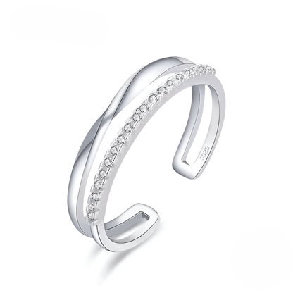 Alliance ouverte ruban de Möbius Alizée en argent 925 plaqué or blanc et diamants sur fond blanc.