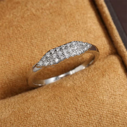 Alliance pavé en or blanc et oxydes de zirconium dans un écrin.