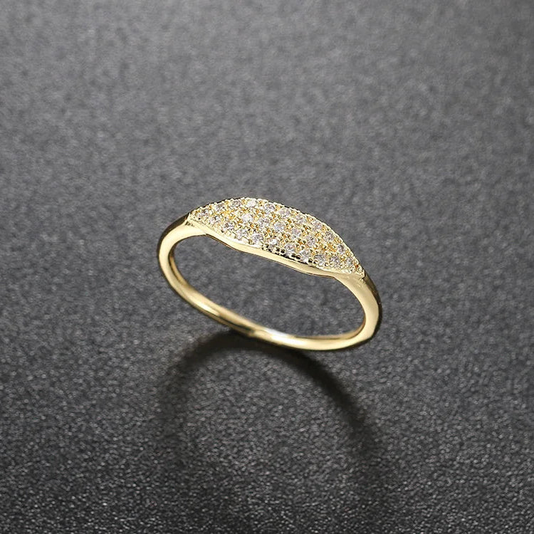 Alliance pavé en or jaune et oxydes de zirconium debout.