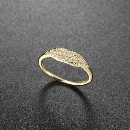 Alliance pavé en or jaune et oxydes de zirconium debout.