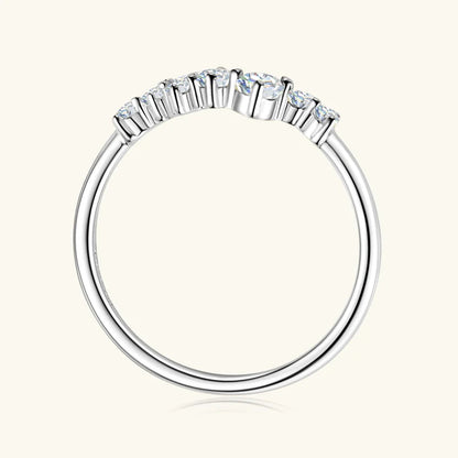 Alliance pavée en or blanc et diamants synthétiques vue latérale.