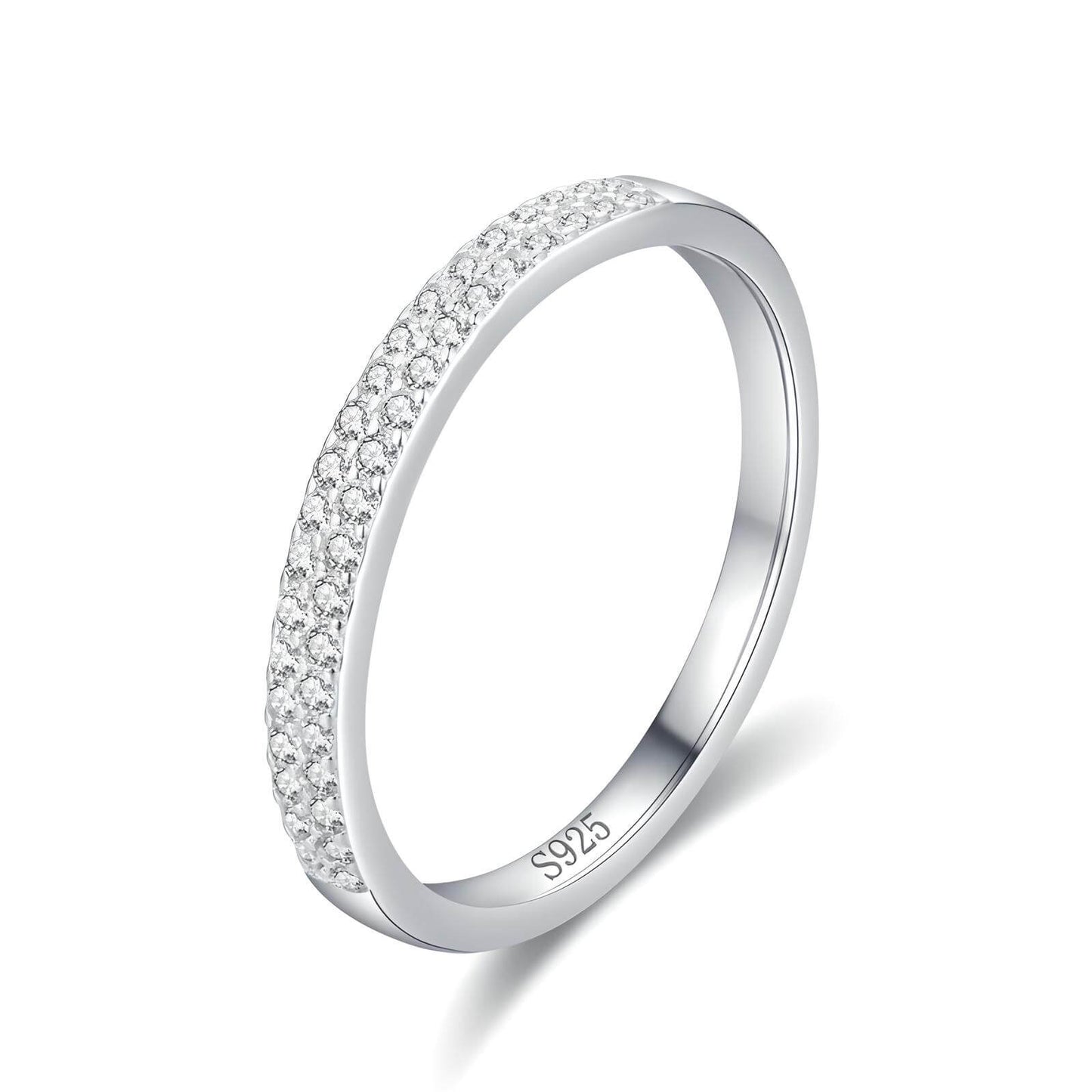 Alliance pavée de diamants Ophélie en argent 925 rhodié sur fond blanc.