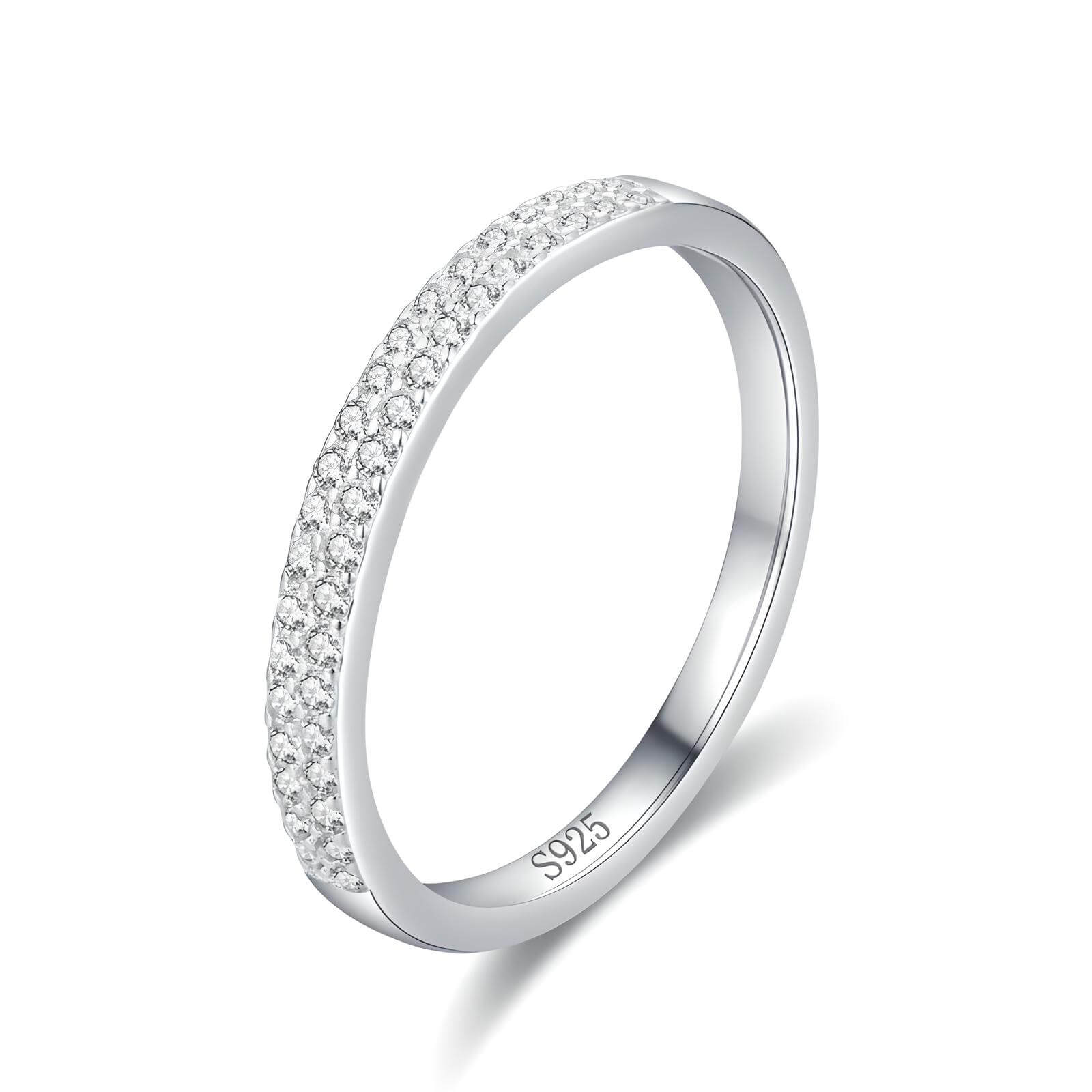 Alliance pavée de diamants Ophélie en argent 925 rhodié sur fond blanc.
