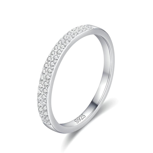 Alliance pavée de diamants Ophélie en argent 925 rhodié sur fond blanc.